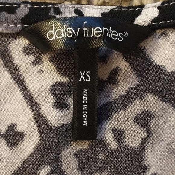 Daisy Fuentes - Size X Small - Short Sleeve Blouse - Picture 5 of 5